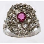 Diamant-Rubin-Ring, um 1900.14 kt WG, mittig besetzt mit einem kl. rund facettierten Rubin,