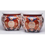 Paar gr. Cachepots, Imari-Dekor,Japan Ende 20. Jh. Porzellan m. farbigem Dekor u. Gold-Überdekor.