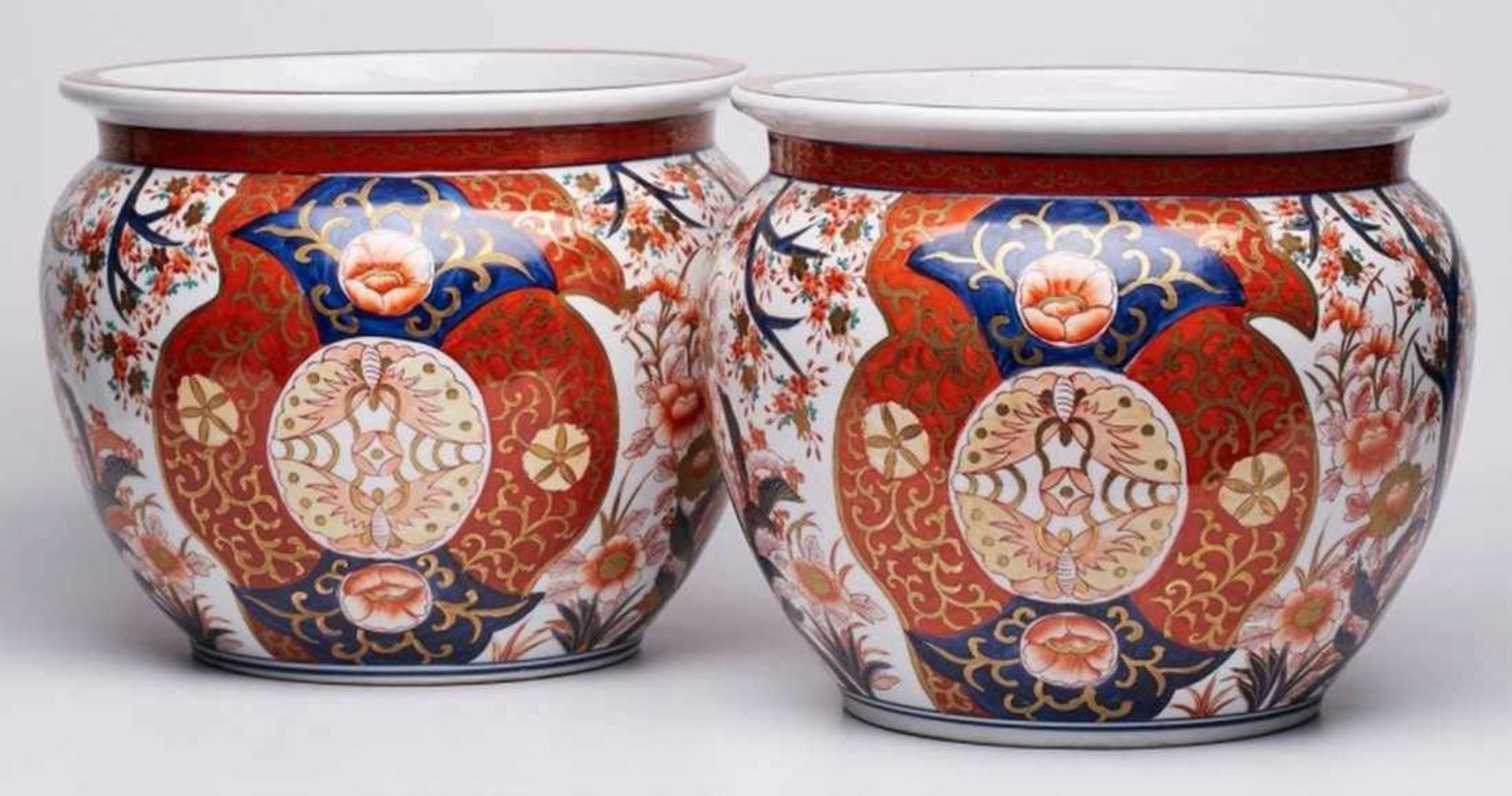 Paar gr. Cachepots, Imari-Dekor,Japan Ende 20. Jh. Porzellan m. farbigem Dekor u. Gold-Überdekor.