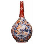 Kl. Vase im Imari-Dekor,wohl deutsch 1. Hälfte 20. Jh. Unterglasur-blaues Dekor m. eisenroter