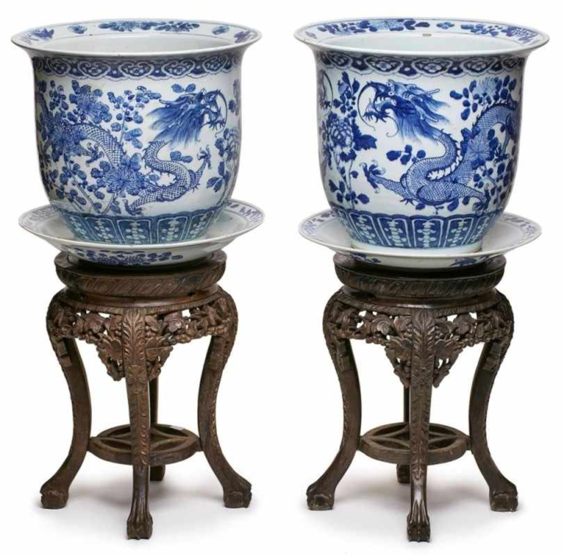 Paar gr. Cachepots mit Unterschalen,China wohl Mitte 19. Jh. Porzellan m. Blaumalerei-Dekor.