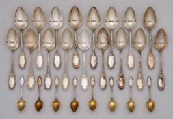 Satz von17 Speiselöffeln und 9 Mokkalöffeln, Rokoko-Stil, Koch & Bergfeld um 1900. 800er Silber,