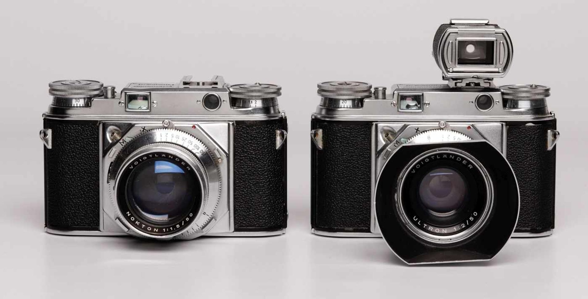 Satz von 2 Kameras Modell "Prominent",Voigtländer nach 1954. Modell m. festem Sucher-Aufsatz.