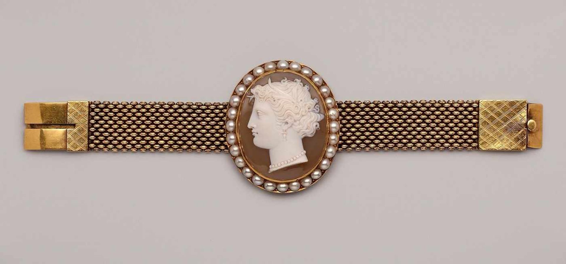 Armband, England um 1850.GG. Gr. ov. Achat-Kamee, 2-lagig, m. Profilbild- nis der Quellnymphe - Bild 2 aus 2