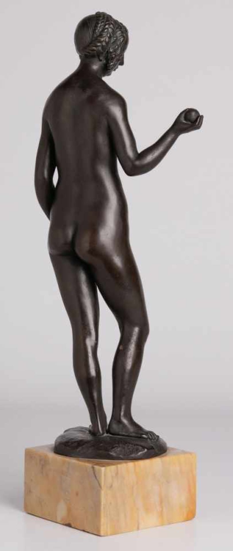 Bronze unleserl. sign.Weiblicher Akt mit Äpfeln, um 1900. Schwarz patiniert. Standfigur, eine Hand - Image 3 of 3