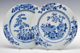 Paar gr. Teller, China wohl 18. Jh.Porzellan m. Blaumalereidekor. Glatte, rd. Form m. leicht