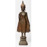 Stehender Buddha, wohl Thailand 19. Jh.Bronze m. Spuren v. Vergoldung. In langem Mantel, eine Hand