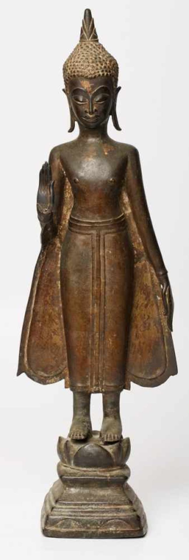 Stehender Buddha, wohl Thailand 19. Jh.Bronze m. Spuren v. Vergoldung. In langem Mantel, eine Hand