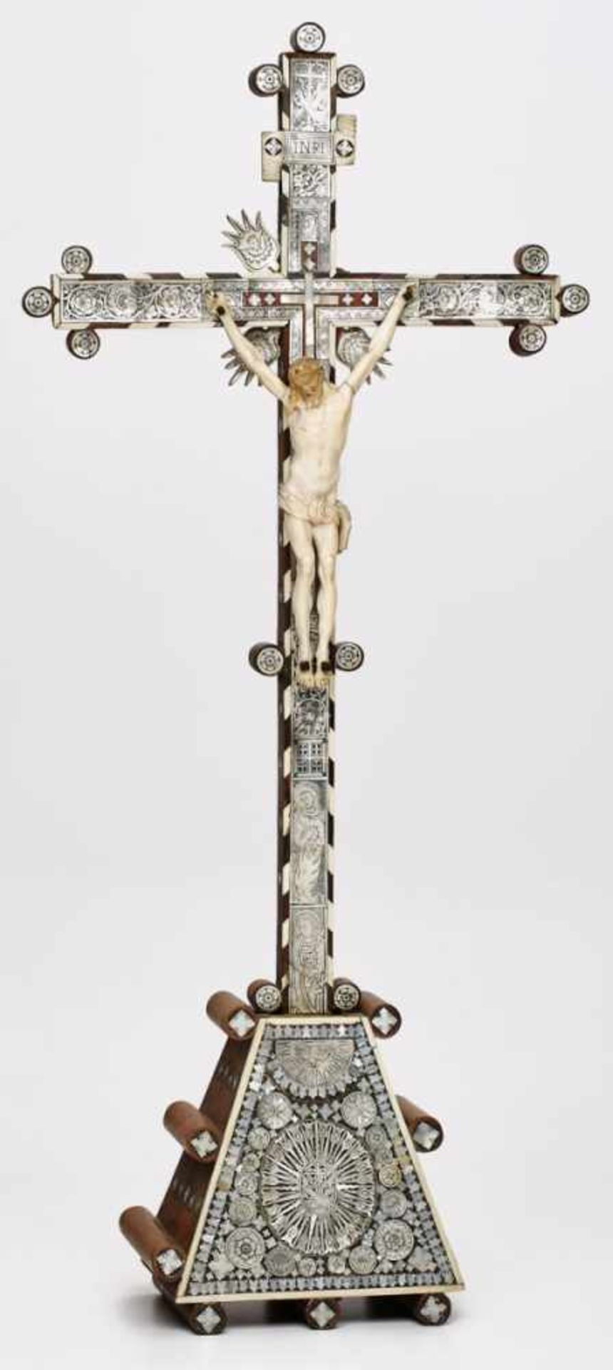 Kruzifix auf konischem Sockel mit KorpusChristi, Spanien Anfang 19. Jh. Nussbaum massiv. Allseitig