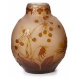 Kugelige Vase mit Floraldekor,Gallé um 1904. Farbloses Glas, außen gelb u. braun überfangen.