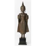 Gr. stehender Buddha,wohl Thailand um 1900. Bronze, schwarz patiniert. In langem Mantel, beide Hände