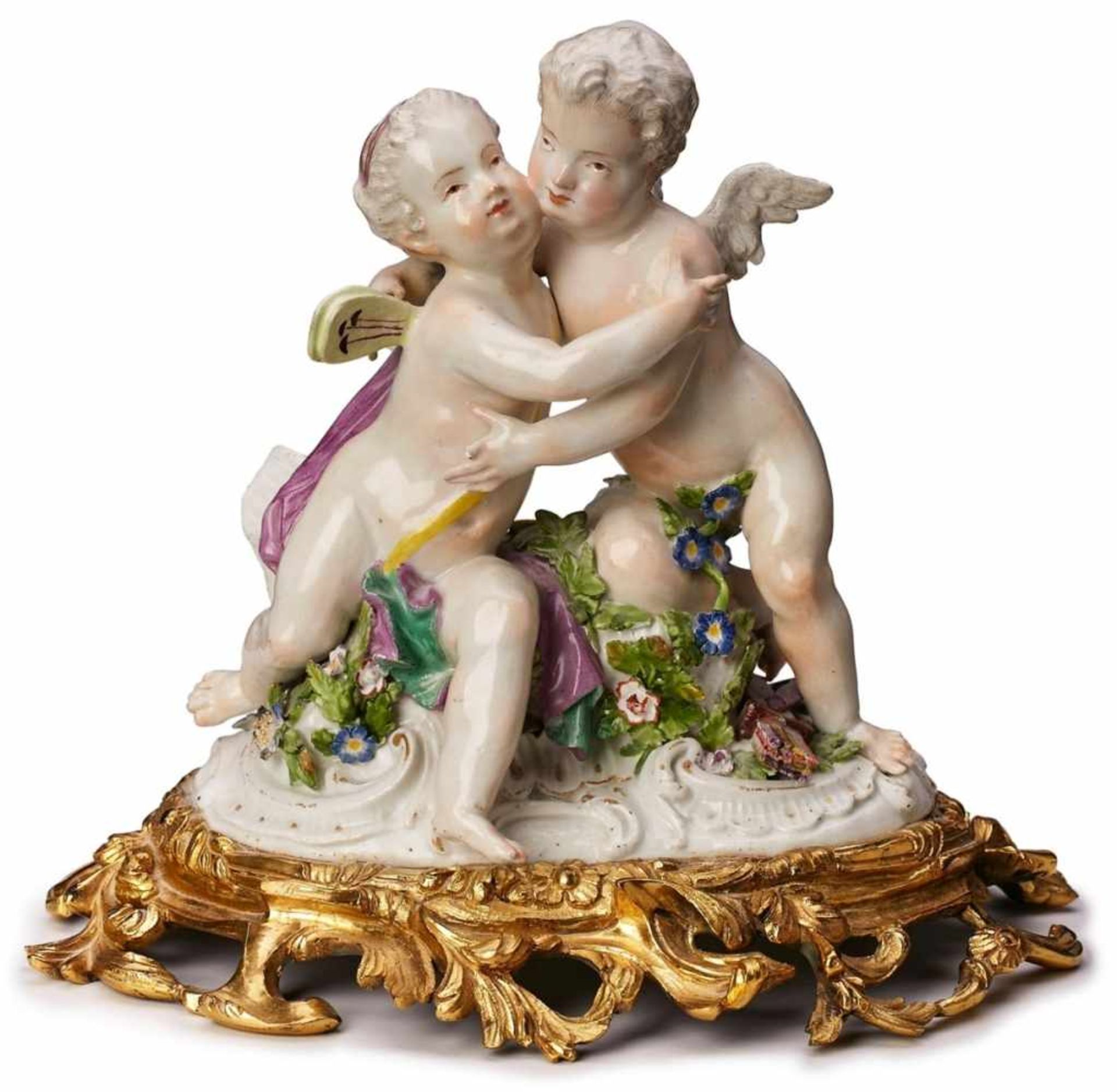 Amor und Psyche, Meissen wohl um 1740.Entw.: J.J. Kaendler. Zwei Putti in inniger Um- armung auf