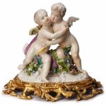 Amor und Psyche, Meissen wohl um 1740.Entw.: J.J. Kaendler. Zwei Putti in inniger Um- armung auf