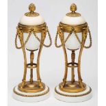 Paar Cassolets, Empire-Stil,Frankreich um 1900. Bronze vergoldet, Porzellan, weisser Marmor. Jew.