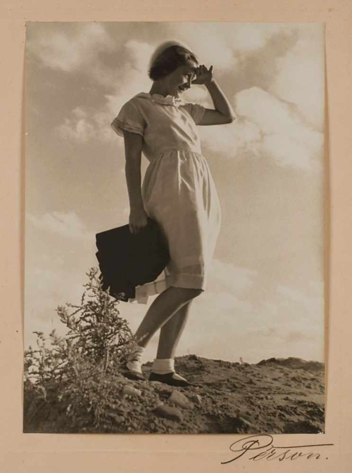Vintage Schwarz-weiß-FotografieAlfred Person 1885 Frankfurt - 1976 Frankfurt "Junge Frau im weißen