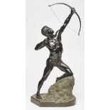 Gr. Bronze Bogenschütze, um 1900. Schwarz patiniert. Kniender männl. Akt m. Lendenschurz, auf