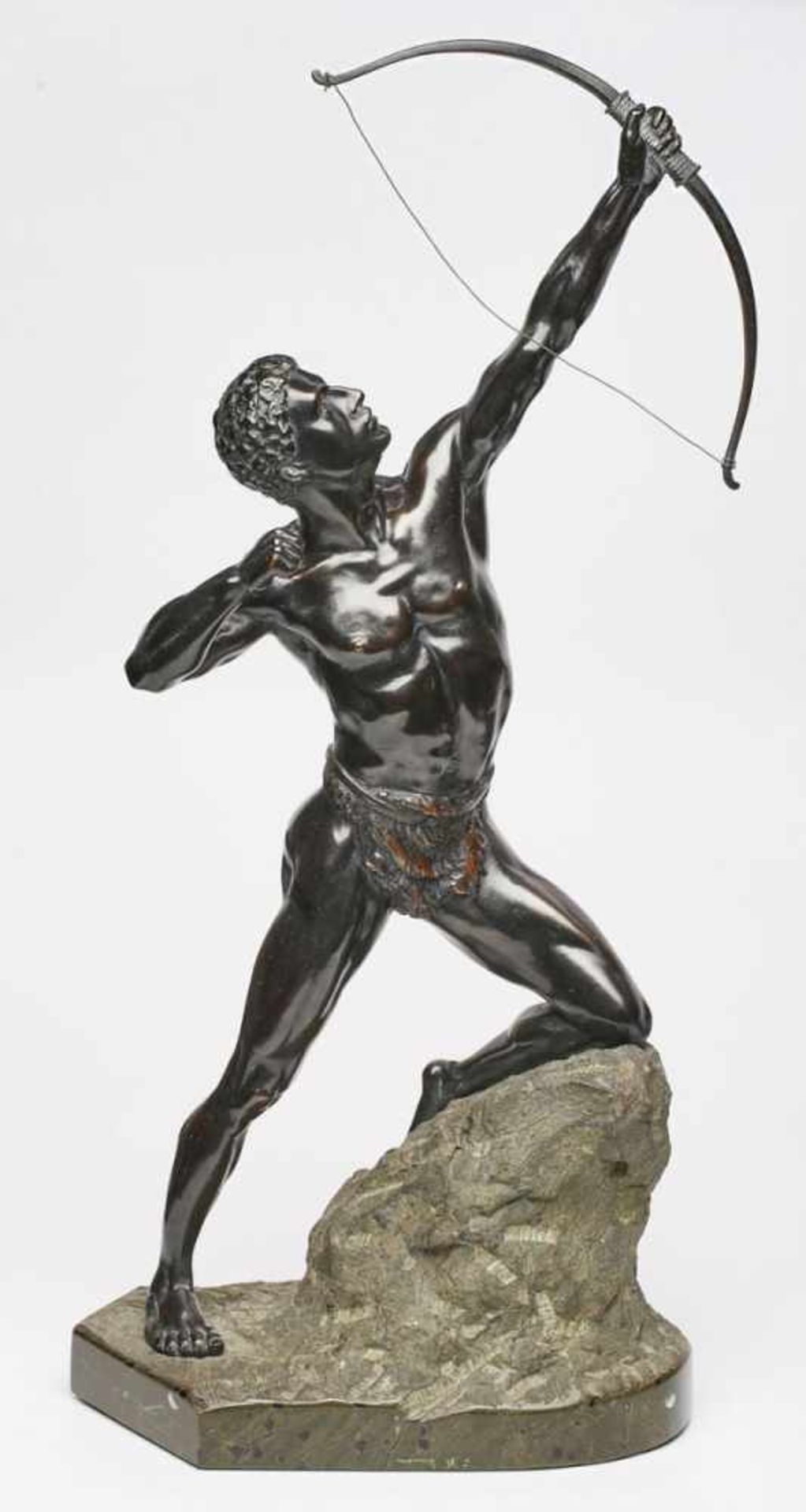 Gr. Bronze Bogenschütze, um 1900. Schwarz patiniert. Kniender männl. Akt m. Lendenschurz, auf