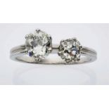 Duo-Diamant-Ring.18 kt WG, gerillte Ringschiene besetzt mit 2 ovalen Altschliff-Diamanten in