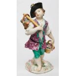 Gärtnerjunge, Meissen um 1750.Standfigur m. Dreispitz, einen Stab m. Blumen- korb geschultert, in d.