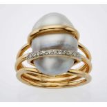 Perl-Brillant-Ring, Entw.: Diana Götz.GG/WG, drei filigrane Ringschienen besetzt mit 1 weißen
