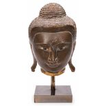 Gr. Buddha-Kopf, wohl 19. Jh.Bronze. Vollrd. gearbeitete, frontale Ansicht m. geöffneten Augen (m.