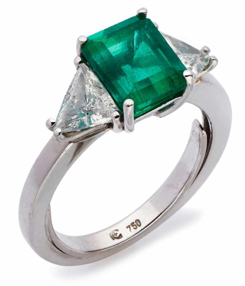Smaragd-Platin-Ring.Platin, besetzt mit 1 Smaragd im Treppenschliff von 1,85 ct und 2 Diamanten im