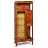 Jugendstil Vitrine/ Etagerenschrank,Louis Majorelle, Nancy um 1900. Profiliertes massiv