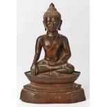 Sitzender Buddha, wohl Thailand 19. Jh.Bronze, braun patiniert. Auf mittig gekehltem Lotosthorn,