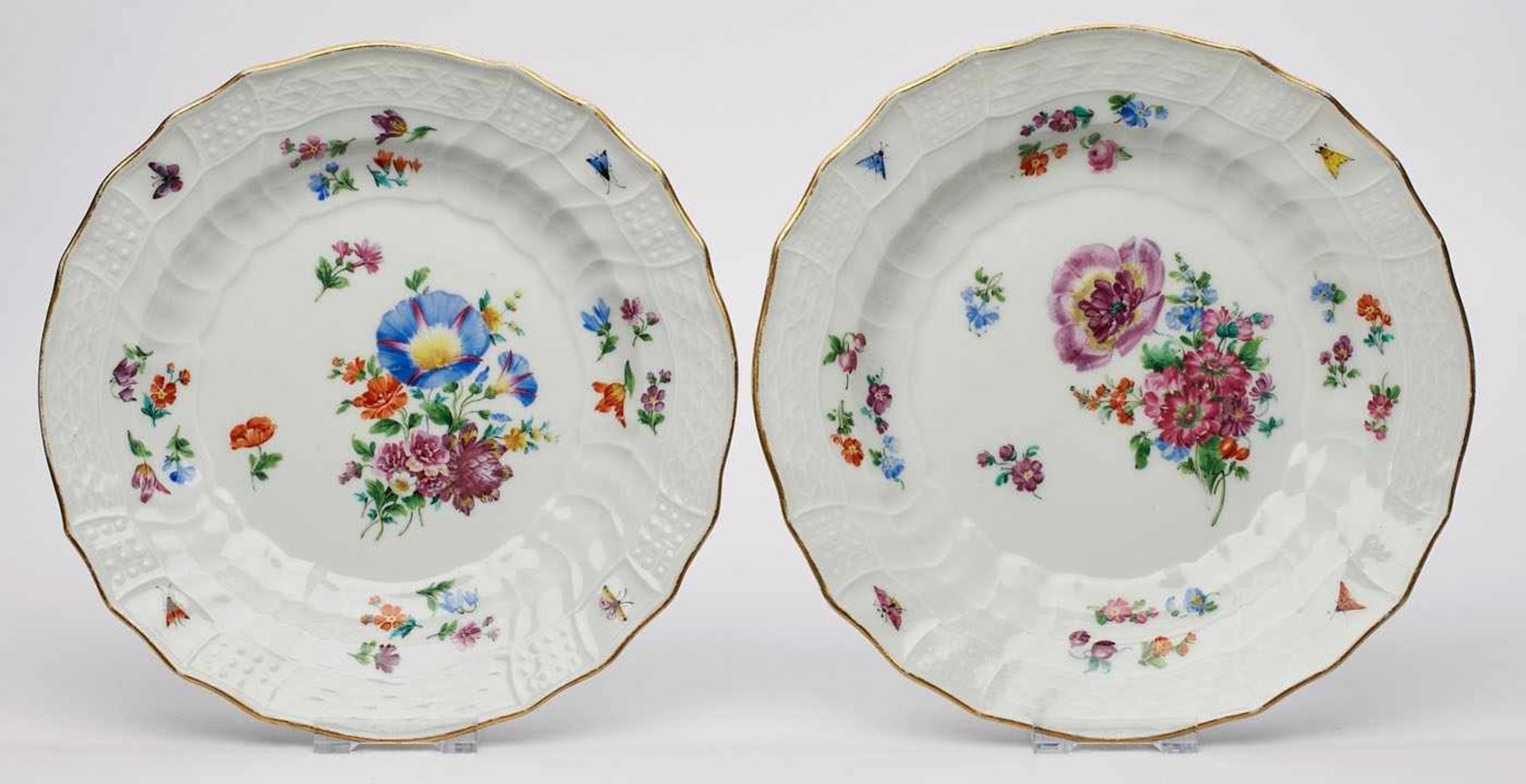 Paar Teller mit Blumendekor,Meissen um 1840. "Neu-Brandenstein"-Relief m. bunten Blumen- bouquets,