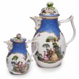 Kaffeekanne mit Heisswasserkännchen,Meissen wohl um 1740. Birnförm. Korpus m. spitzem, Rocaille-