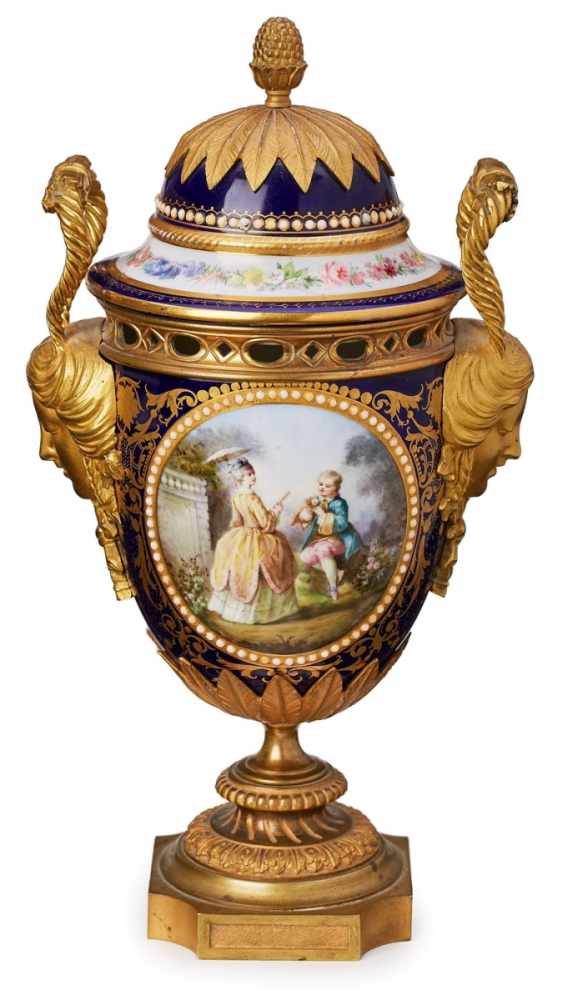 Kl. Deckelvase in der Art Sèvres,wohl Frankreich um 1870. Urnenförm. Porzellan-Korpus, nach unten