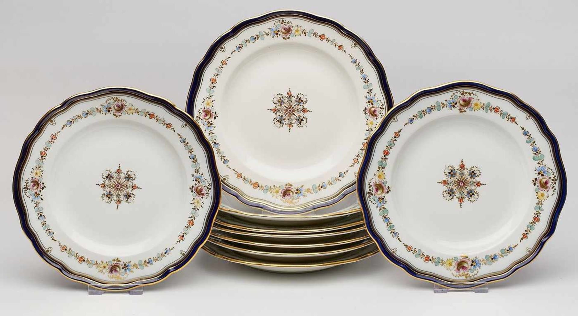 Satz von 9 Brottellern, Meissen um 1880.Form "Neuer Ausschnitt". Fahne m. bunten stilis.