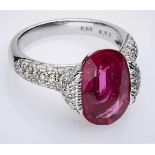 Rubellit-Brillant-Ring.18 kt WG, besetzt mit 1 oval facettierten Rubellit von ca. 5,08 ct, flankiert