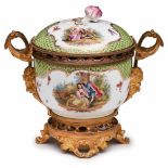 Deckeldose mit Bronzemontierung,Barock-Stil, Meissen Ende 19. Jh. II. Wahl. Kugeliger Korpus m.