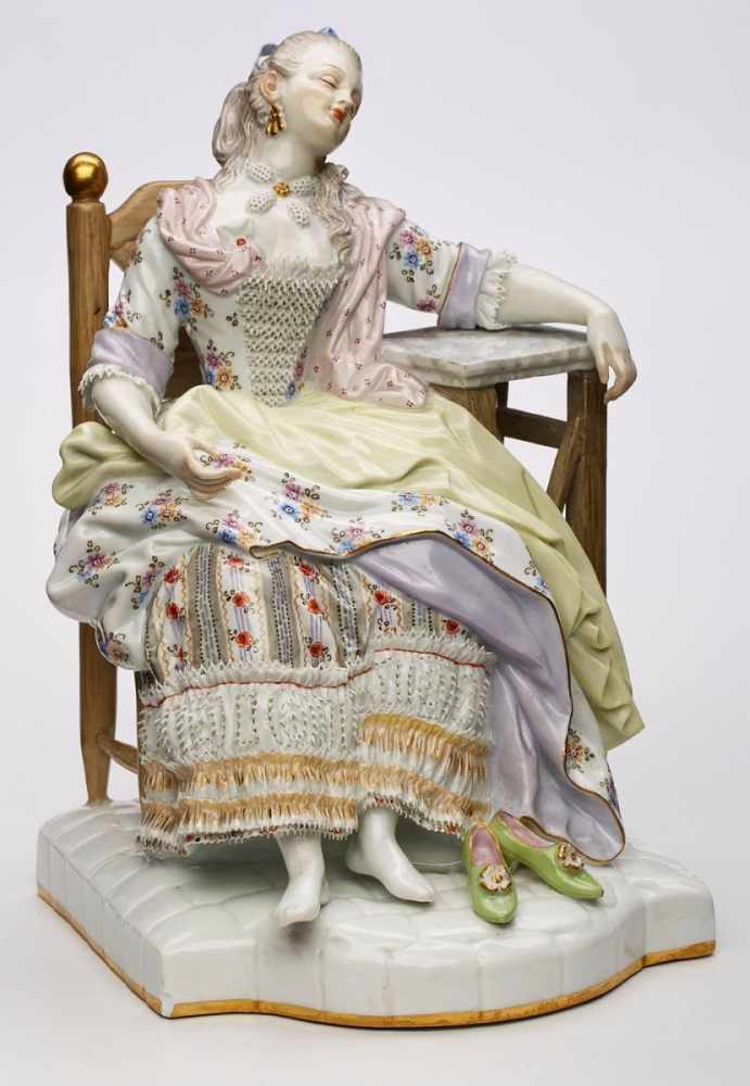 Schlafende Louise, Meissen um 1900.Entw.: M.V. Acier. Auf Stuhl sitzende, elegant gekleidete junge