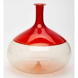 Vase, Venini/ Murano dat. 1981.Farbloses u. hellrotes Glas. Weite Bauchung in leicht gedrückter