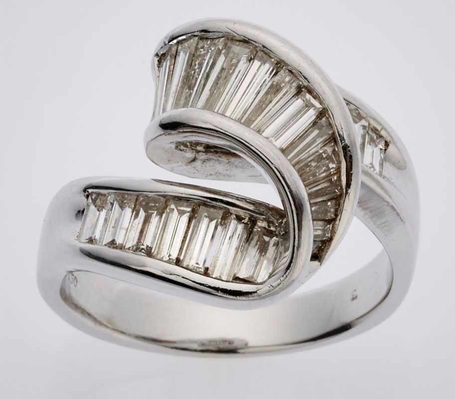 Diamant-Ring.18 kt WG, wellenförmiger Ringkopf, besetzt mit 26 Diamant-Baguetten von zus. ca. 1,