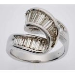 Diamant-Ring.18 kt WG, wellenförmiger Ringkopf, besetzt mit 26 Diamant-Baguetten von zus. ca. 1,