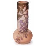 Vase mit Glyziniendekor, Gallé um 1910.Farbloses Glas, innen rosé u. außen violett u. grün