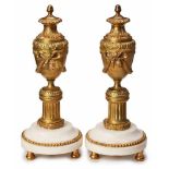 Paar Cassolets, Empire, Frankreich um 1815.Bronze vergoldet, Alabaster. Jew. Urnen-förm. Vase m.