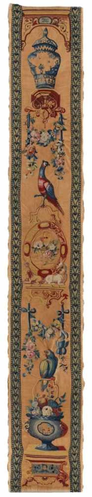 Hochrechteckiges Panel, England um 1780.Beiger Seidenfond m. mehrfarbiger ornamentaler Stickerei (