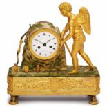 Empire-Figurenuhr"Amor säht Liebespfeile", Paris um 1810. Bronze, feuervergoldet, partiell grün