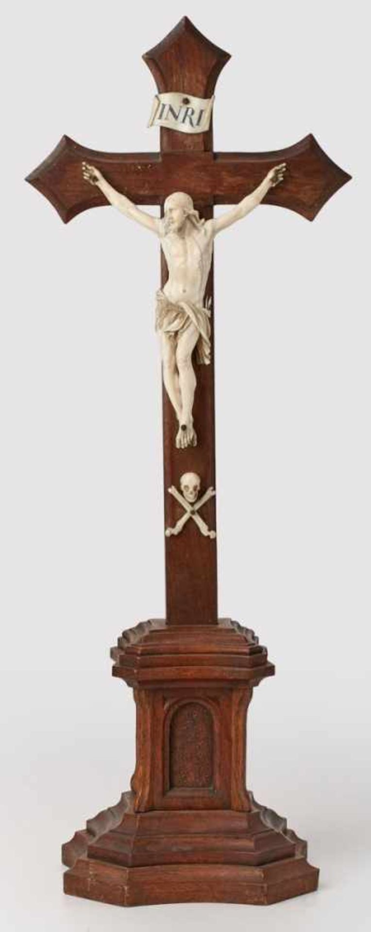 Kruzifix, wohl 18. Jh.Elfenbein-Corpus, vollrd geschnitzt. Fein aus- gearbeiteter Drei-Nagel-Typus