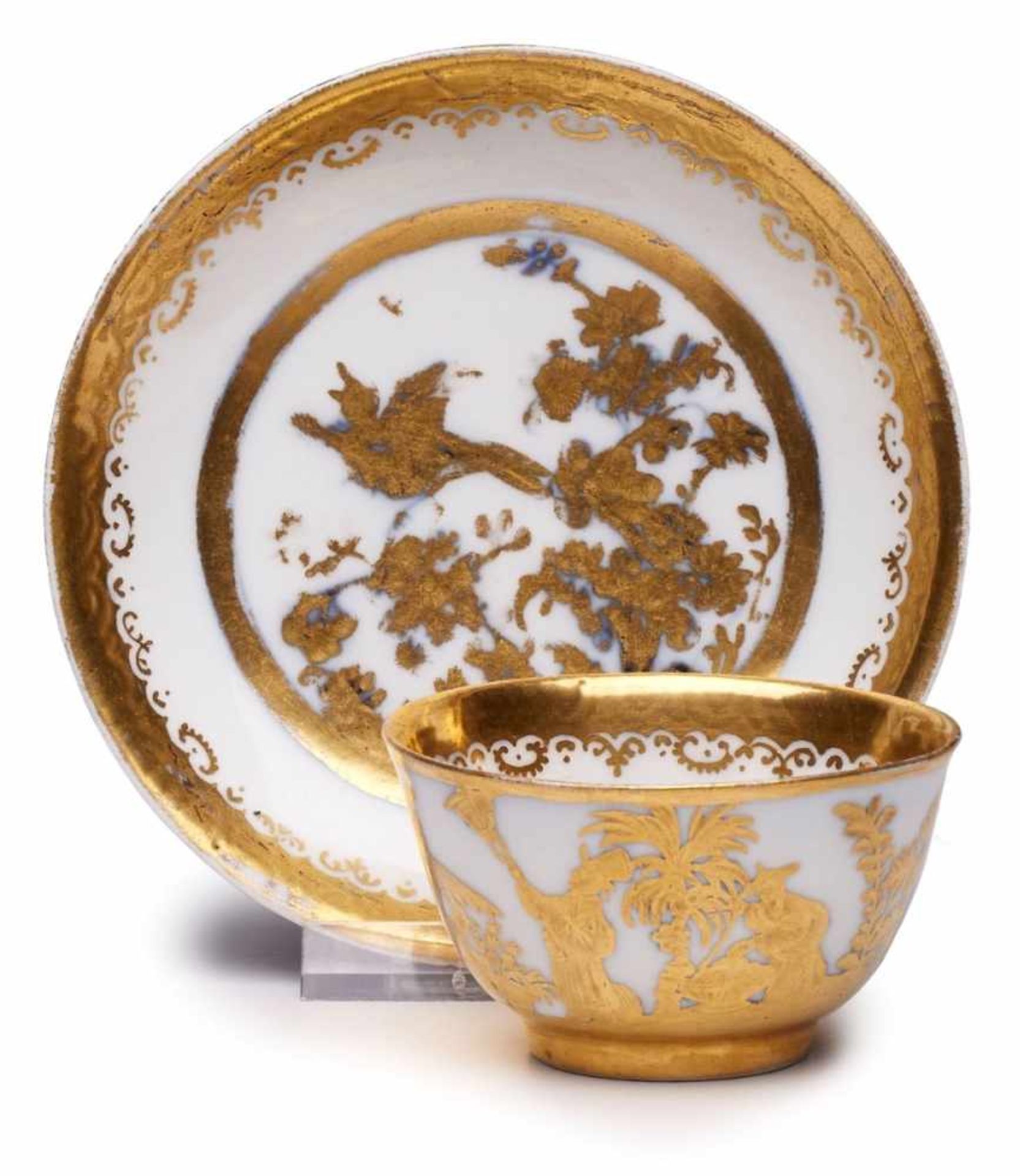 Koppchen und UT mit Gold-Überdekor,Meissen um 1730. Halbkugeliges Koppchen u. gemuldete UT, jew. auf