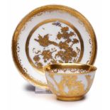 Koppchen und UT mit Gold-Überdekor,Meissen um 1730. Halbkugeliges Koppchen u. gemuldete UT, jew. auf