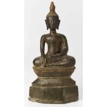 Sitzender Buddha, wohl Thailand 18. Jh.Bronze, dunkel patiniert. Auf hohem Lotosthron sitzend, Augen