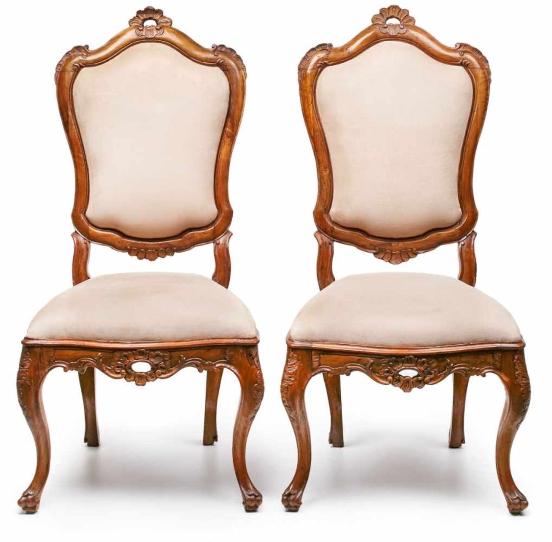 Paar Rokoko-Stühle, Venedig 18. Jh.Geschweifte reliefierte massiv Nussbaum- Gestelle m.