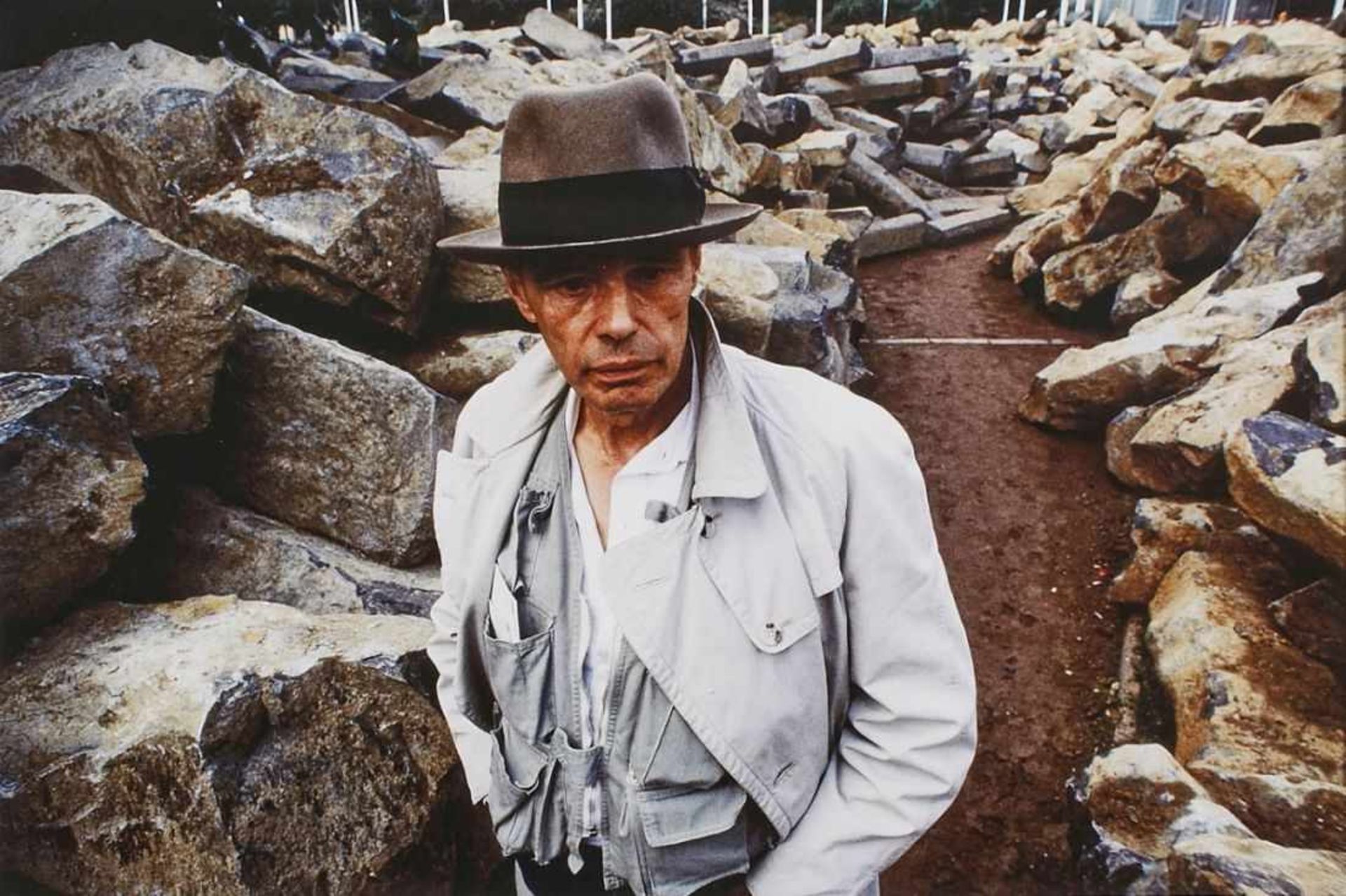 Farbfotografie Guido Mangoldgeb. 1934 in Ravensburg "Joseph Beuys, Kassel 1982" verso m. dem