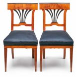 Paar Biedermeier-Stühle, süddt. um 1820.Kirschbaum furn. Geschweiftes Schulterbrett m.