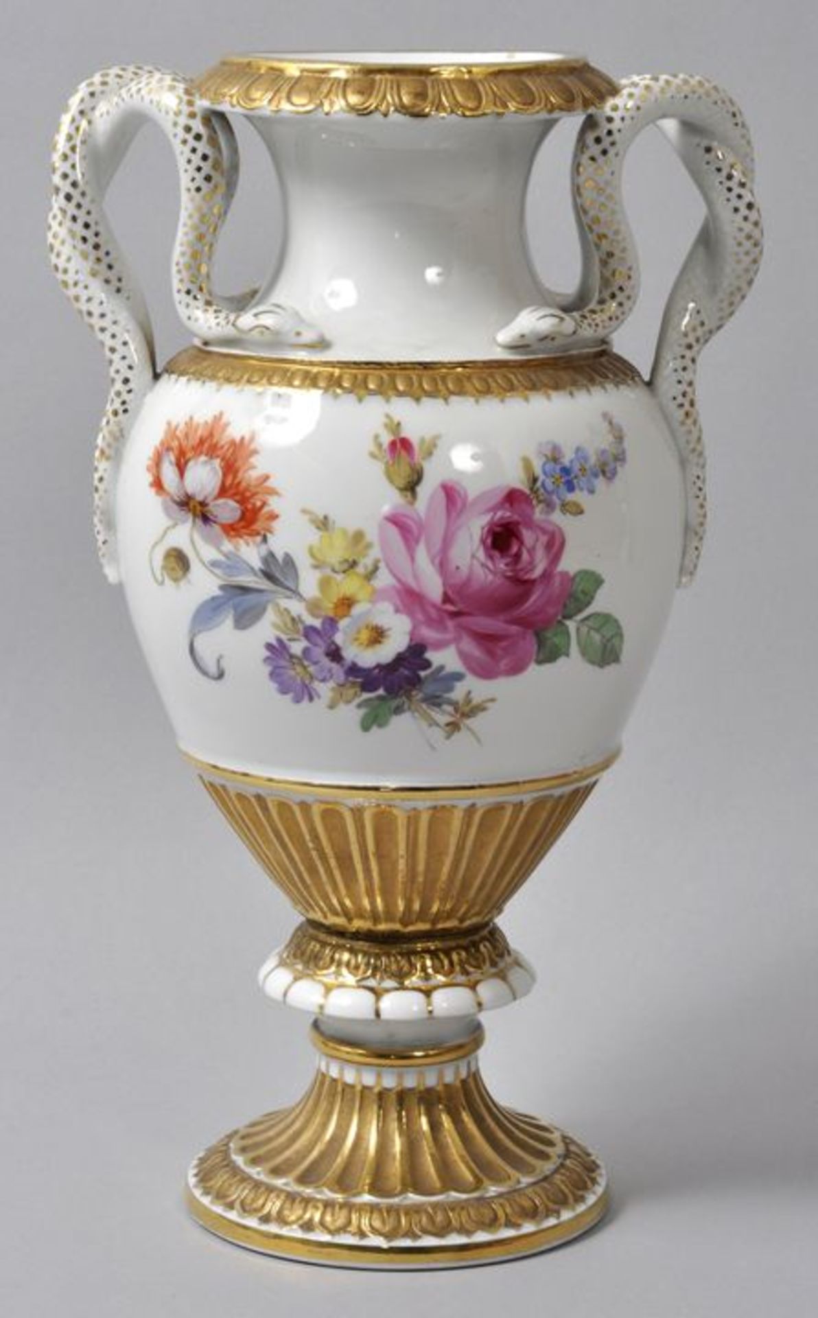 Schlangenhenkelvase, Meissen, 2. H. 19. Jh.Reiche Goldbronzedekoration, zwei bunte Blumenbuketts auf